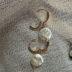 Elegant Pearl and Gold Earrings Set